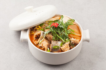  A spicy food made by boiling winter vegetables with radish, vegetables, tofu, and various seasonings.
