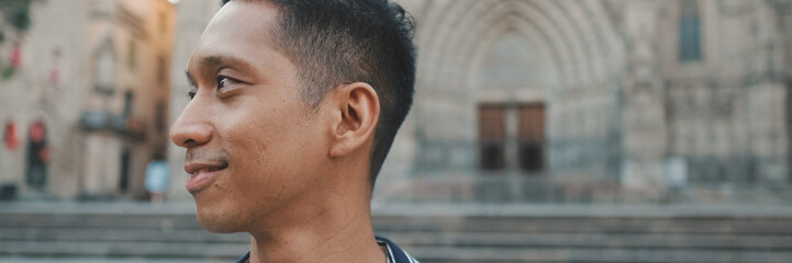 Obraz premium Close-up of young man tourist looking around, panorama
