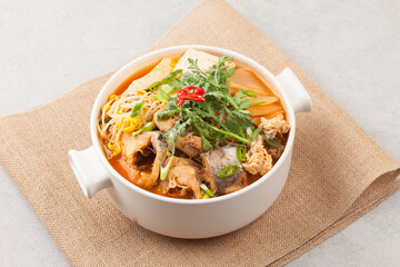 A spicy food made by boiling winter vegetables with radish, vegetables, tofu, and various seasonings.