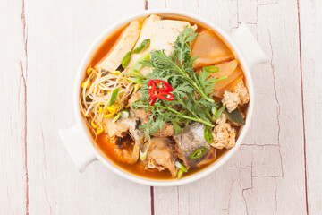  A spicy food made by boiling winter vegetables with radish, vegetables, tofu, and various seasonings.