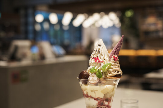 美味しそうなマロンパフェ
Delicious looking marron parfait!