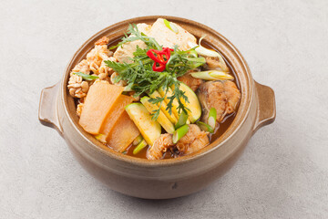  A spicy food made by boiling winter vegetables with radish, vegetables, tofu, and various seasonings.