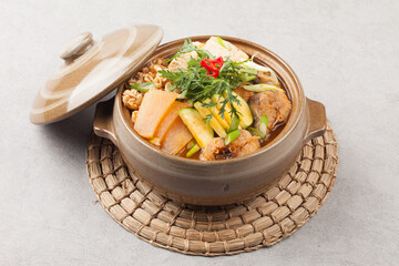  A spicy food made by boiling winter vegetables with radish, vegetables, tofu, and various seasonings.