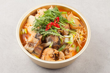  A spicy food made by boiling winter vegetables with radish, vegetables, tofu, and various seasonings.