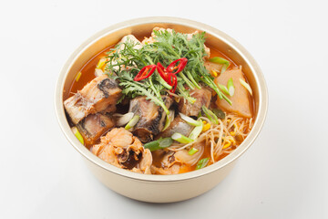  A spicy food made by boiling winter vegetables with radish, vegetables, tofu, and various seasonings.