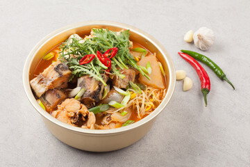  A spicy food made by boiling winter vegetables with radish, vegetables, tofu, and various seasonings.