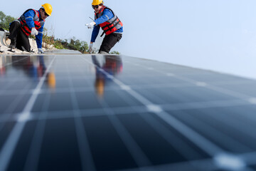 Obraz premium Male workers repair Floating solar panels on water lake. Engineers construct on site Floating solar panels at sun light. clean energy for future living. Industrial Renewable energy of green power.