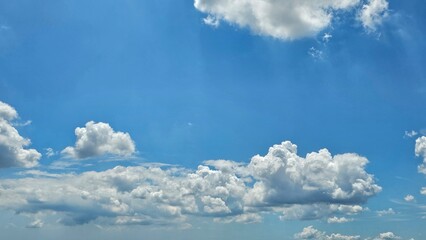 화창한 날씨에 파란하늘과 흰 뭉게구름이 있는 경관