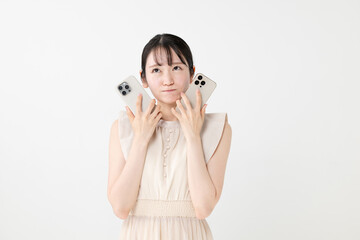 スマホを持って悩む女性