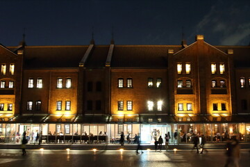 Naklejka premium レンガ造りの建物と歩く人