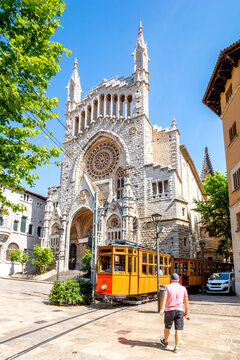 Spain, Balearic Islands, Soller, Cable car in front ofEsglesia de Sant Bartomeu de Soller church