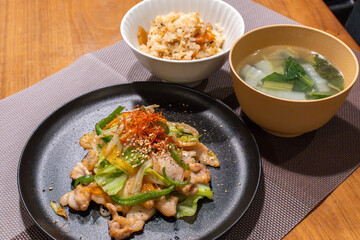 野菜炒めと炊き込みご飯