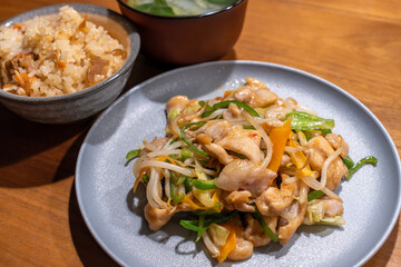 野菜炒めと炊き込みご飯