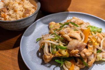 野菜炒めと炊き込みご飯