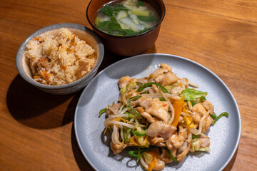 野菜炒めと炊き込みご飯
