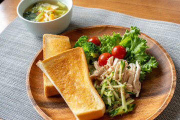 トーストとサラダとスープの朝食