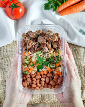 marmita saud&aacute;vel congelada pequena, fit, fitness, de arroz integral com cenoura ralada, vegetais, vagem, feij&atilde;o carioca cozido e carne picadinha bovina cozida