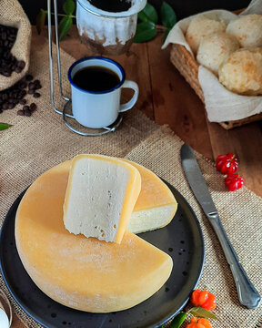queijo mineiro curado da canastra maturado fatiado com caf&eacute; coado, gr&atilde;os de caf&eacute;, p&atilde;o de queijo caseiro no estilo r&uacute;stico com frutas vermelhas e pitanga
