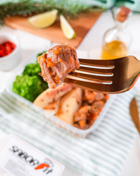 marmita de comida saud&aacute;vel, fit, fitness, em embalagem pl&aacute;stica, com vegetais, batatas e carne bovina, mais arroz integral cozidos no vapor e com os talheres garfo e faca, lim&atilde;o pimenta vermelha