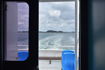 Porte de bateau de croisière ouverte sur la mer avec sillage de bateau. Golf du Morbihan. 