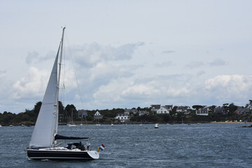 Un bateau &agrave; voile dans le golf du Morbihan, Bretagne, France