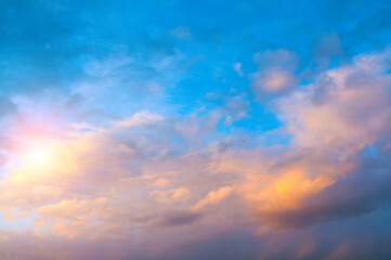 Obraz premium Sunset sky background, picturesque vast sky with dramatic sunset orange clouds