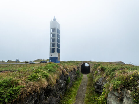 Faro Punta de Frouxeira en Valdovino un dia nublado