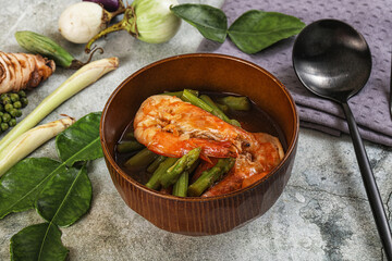 Prawn with asparagus and spices