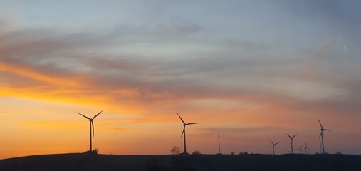 Windr&auml;der bei D&auml;mmerung