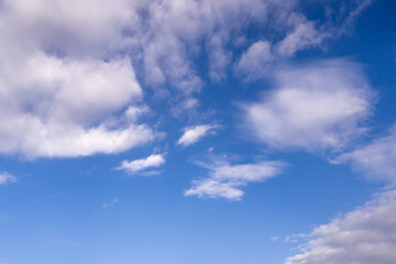 Cielo despejado con varias nubes