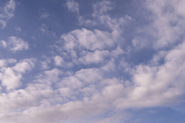 Fototapeta premium Cielo despejado con varias nubes