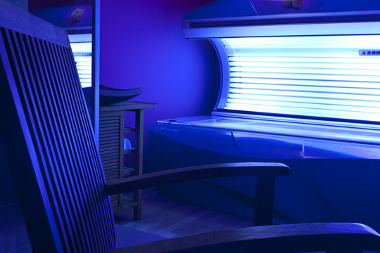 Beauty salon and spa facilities: uv light room and wooden lounge chair