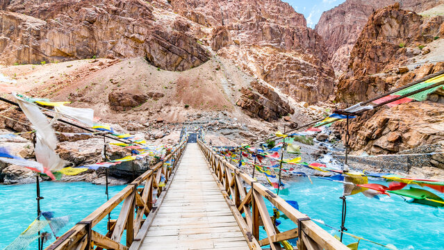 Phugtal Monastery Trek or Phutkar Monastery Trek is housed in a remote corner of Lungnak Valley in south-east region Zanskar, Ladakh, India