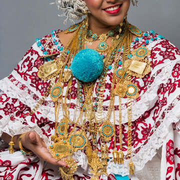 Lady wearing the traditional costume and ornaments of Panama