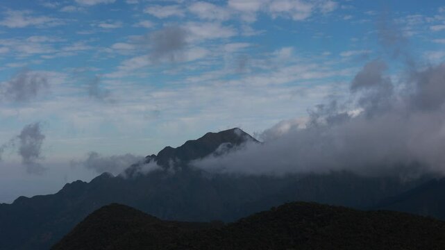 Timelapse das nuvens passando pela crista da montanha da Serra Fina, Mantiqueira