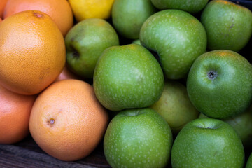 green and red apples
