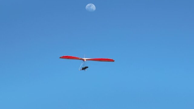 Voo de Asa delta com a Lua Ao longe