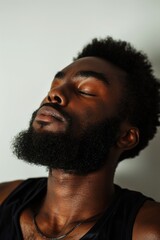 Obraz premium A man with a long beard wearing a black shirt