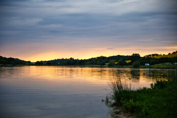 Coucher de soleil sur un lac avec reflet dans l'eau