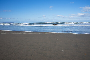 白い波が立つ海の風景