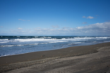 白い波が立つ海の風景