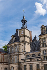 Obraz premium Architecture details of Fontainebleau Palace (XII century). Fontainebleau Palace - old royal hunting castle, one of largest royal chateaux in France (55 km from Paris). Fontainebleau, France.