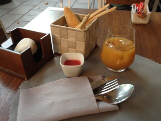 Madrid, Espagne, 14 juillet 2015: Madrid, table de restaurant, couverts, jus d'orange  et pain
