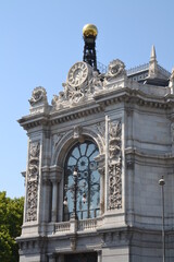 Madrid, Espagne, 15 Juillet 2015 : verrière au dessus de l’entrée de la banque d’Espagne, dans la rue Alcala, le Paseo del Prado et la Calle de los Madrazo, en face du Palais des cybèles