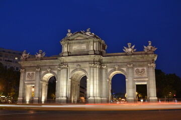 Obraz premium Madrid, Espagne, 15 Juillet 2015, Porte de l’alcala de nuit. C’est l'une des cinq anciennes portes donnant accès à la ville. Elle s'élève au centre du rond-point de la place de l'Indépendance