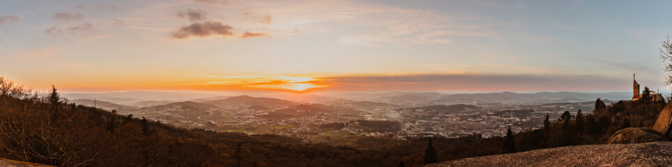 Montanhas Majestosas: A Grandeza dos Picos e Vales