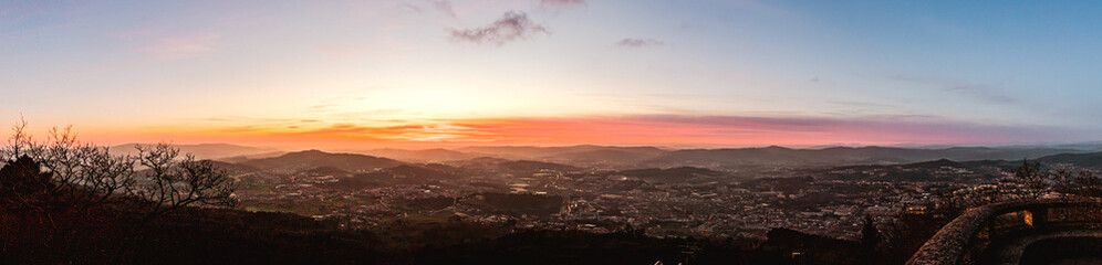 Montanhas Majestosas: A Grandeza dos Picos e Vales