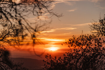 Montanhas Majestosas: A Grandeza dos Picos e Vales