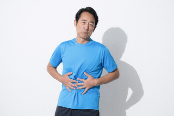 お腹を気にして触るミドル男性　中年のダイエットなどのイメージ