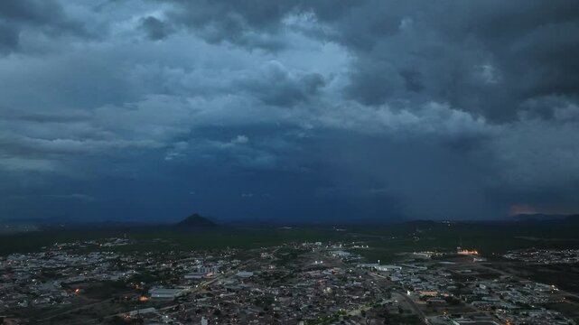 Hyperlapse de uma chuva ao longe em Patos, Para&iacute;ba.